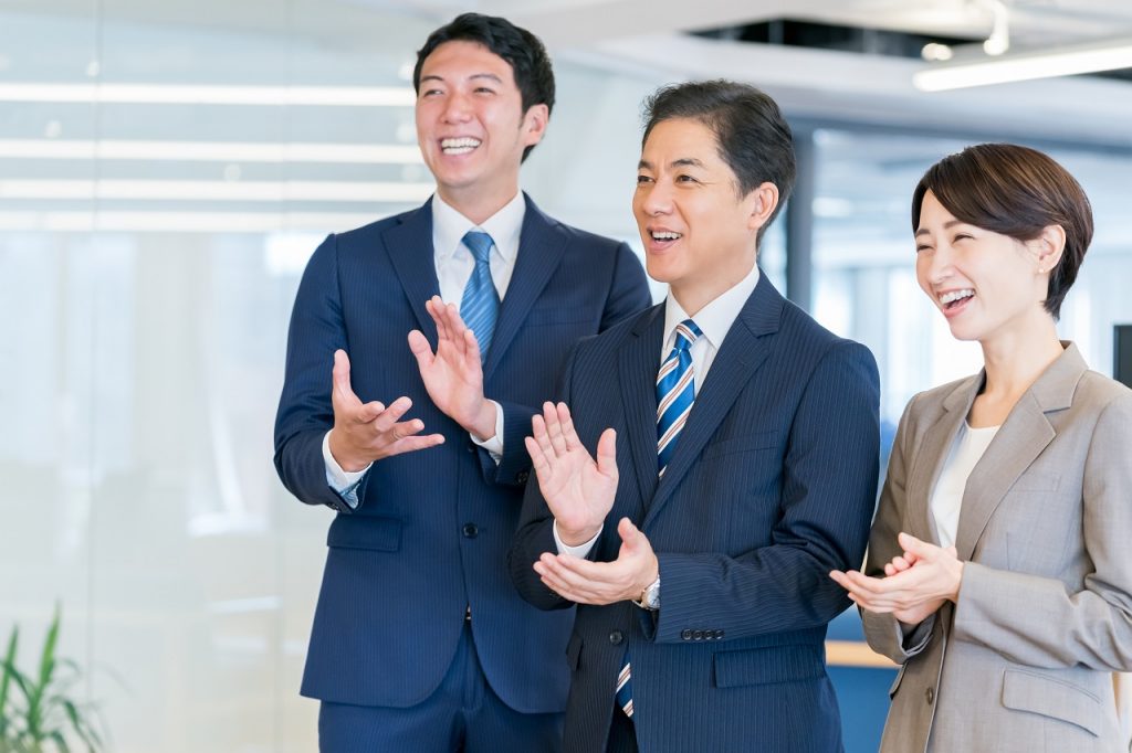 拍手を受ける