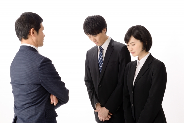 イメージ：上司に謝るビジネスマン