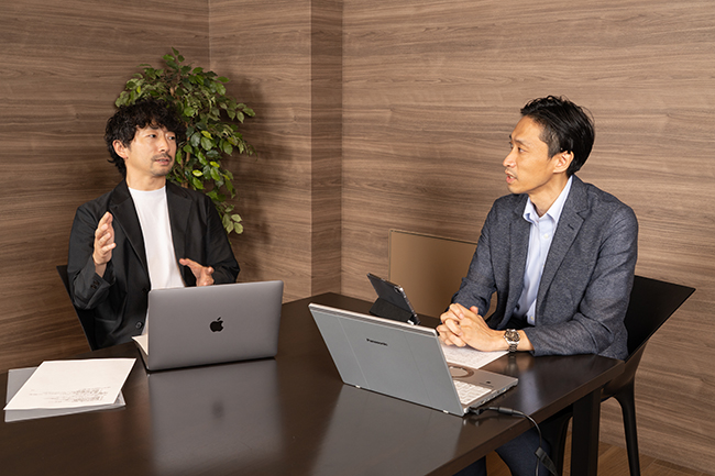 語り合う渡辺氏と井上講師